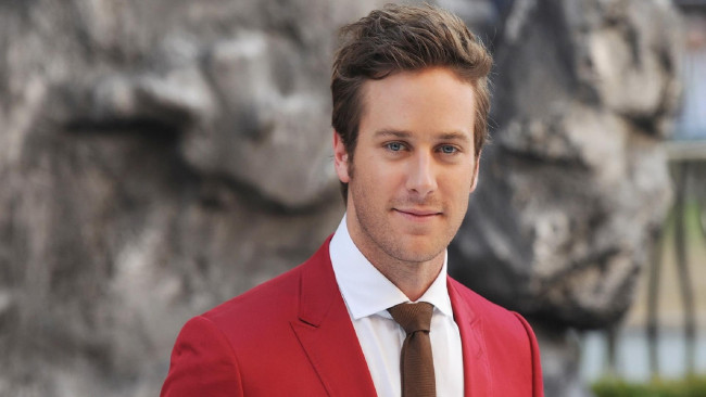 Обои картинки фото мужчины, armie hammer, красный, пиджак, галстук