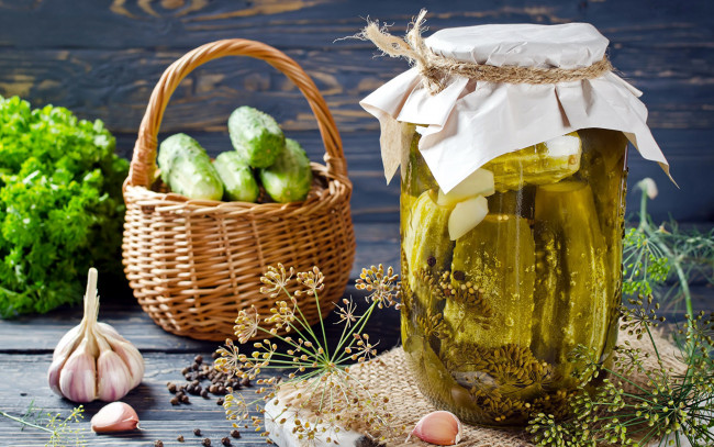 Обои картинки фото еда, консервация, чеснок, огурцы, укроп