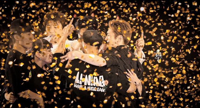 Обои картинки фото разное, знаменитости, команда, радость, конфетти