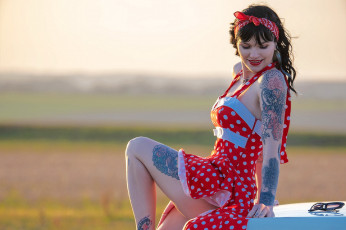 Картинка девушки -+брюнетки +шатенки брюнетка поза тату