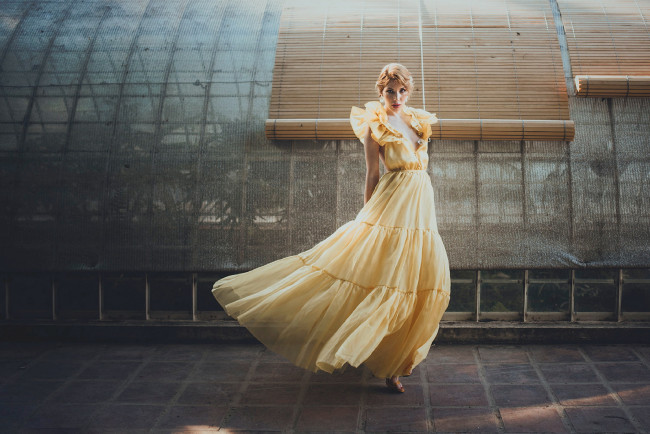 Обои картинки фото девушки, - рыжеволосые и разноцветные, шелковое, платье