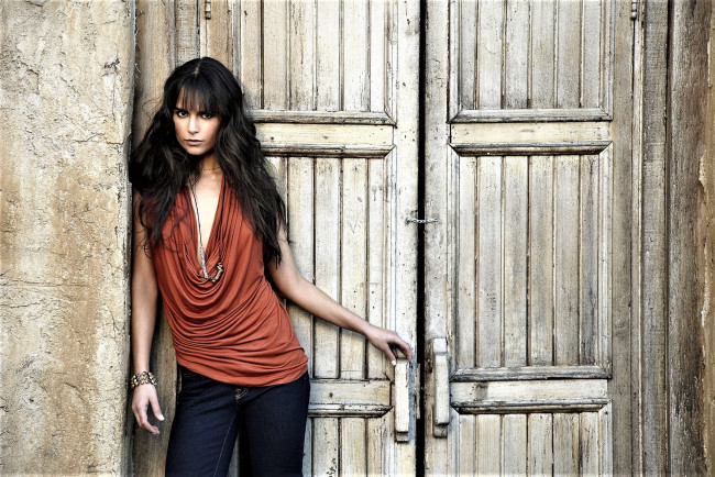 Обои картинки фото девушки, jordana brewster, брюнетка, топ, джинсы, двери