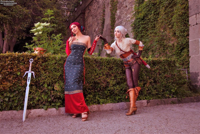 Обои картинки фото девушки, ольга кожевникова , lady bell, образы, костюмы, меч, стена