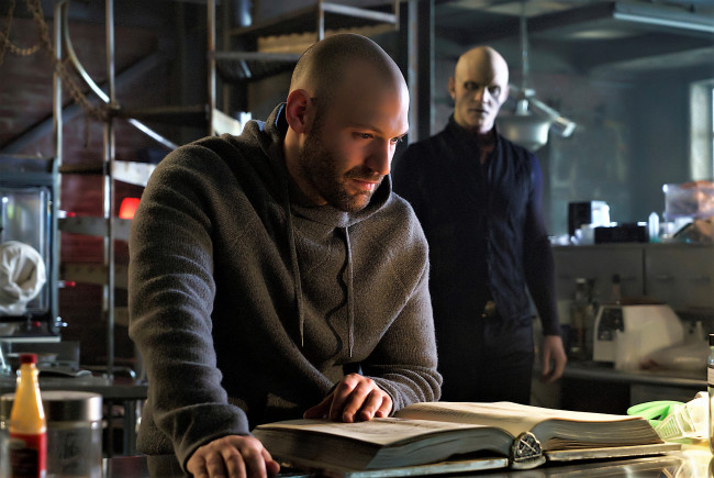 Обои картинки фото кино фильмы, the strain, мужчина, мутант, книга, лаборатория