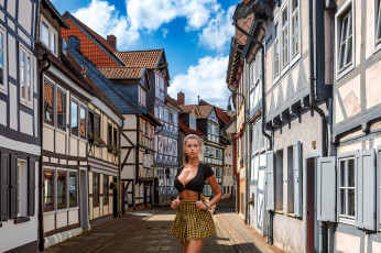 Картинка девушки -+брюнетки +шатенки улица шатенка декольте топ юбка