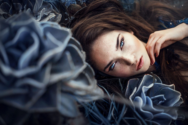 Обои картинки фото девушки, - лица,  портреты, брюнетка, веснушки