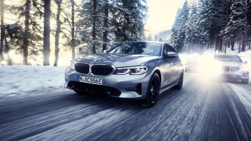 обоя bmw 330e, автомобили, bmw, серебристый, скорость, дорога, снег, зима, деревья