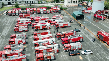 обоя кино фильмы, fireworks of my heart, стоянка, пожарные, машины, здания