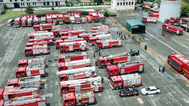 Обои картинки фото кино фильмы, fireworks of my heart, стоянка, пожарные, машины, здания