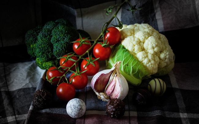 Обои картинки фото еда, овощи, брокколи, цветная, капуста, чеснок, помидоры