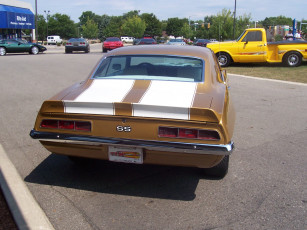 Картинка автомобили выставки уличные фото