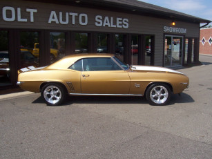 Картинка автомобили выставки уличные фото