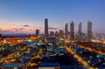 Картинка города огни ночного здания небоскрёбы