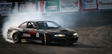 Картинка спорт автоспорт авто гонщик поворот