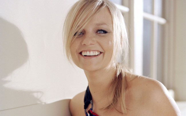Обои картинки фото музыка, emma, bunton, блондинка, улыбка