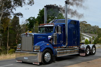 Картинка kenworth+t900 автомобили kenworth+ выставка улица тягач седельный грузовик тяжелый