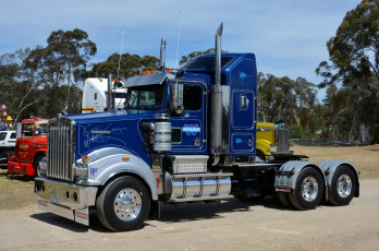 Картинка t950+kenworth автомобили kenworth+ выставка улица тяжелый седельный тягач грузовик