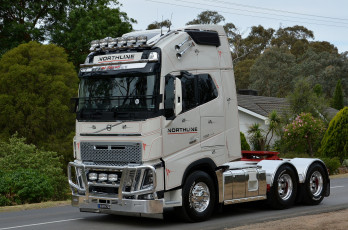 Картинка volvo автомобили volvo+trucks+ выставка улица седельный грузовик тяжелый тягач