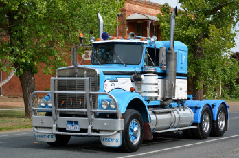 Картинка w+model+kenworth автомобили kenworth+ выставка улица тягач седельный грузовик тяжелый