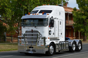 Картинка bigcab+kenworth автомобили kenworth+ выставка улица седельный грузовик тяжелый тягач