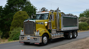 Картинка kenworth+t909 автомобили kenworth+ выставка улица тягач седельный грузовик тяжелый