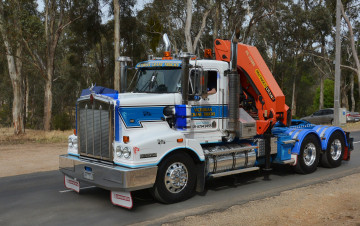 Картинка t404st+kenworth автомобили kenworth+ выставка улица седельный грузовик тяжелый тягач