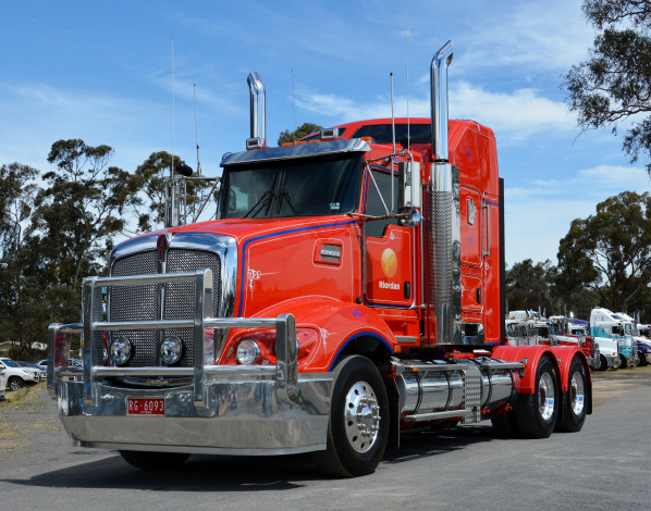 Обои картинки фото t609 kenworth, автомобили, kenworth , выставка, улица, тягач, седельный, грузовик, тяжелый