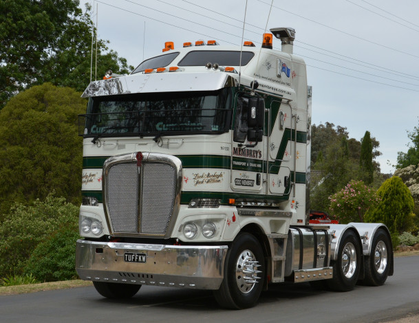 Обои картинки фото kenworth k200, автомобили, kenworth , выставка, улица, тягач, седельный, грузовик, тяжелый