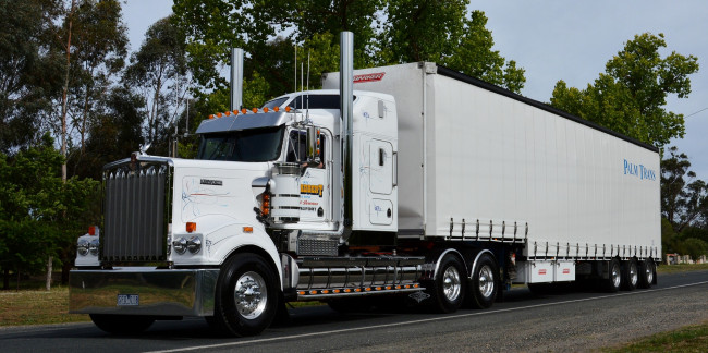 Обои картинки фото t904 kenworth, автомобили, kenworth , выставка, улица, седельный, тягач, грузовик, тяжелый