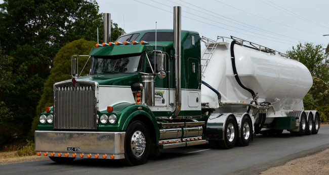 Обои картинки фото kenworth, автомобили, kenworth , выставка, улица, седельный, тягач, грузовик, тяжелый