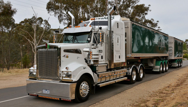 Обои картинки фото t909 kenworth, автомобили, kenworth , выставка, улица, тягач, седельный, грузовик, тяжелый