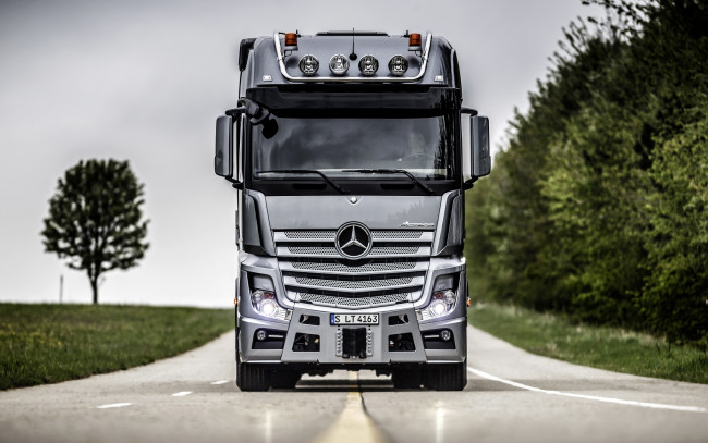 Обои картинки фото автомобили, mercedes trucks, стекло