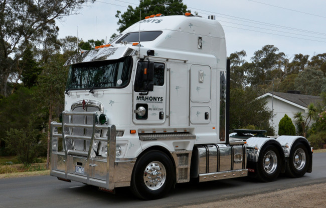 Обои картинки фото kenworth k200, автомобили, kenworth , выставка, улица, тяжелый, тягач, грузовик, седельный