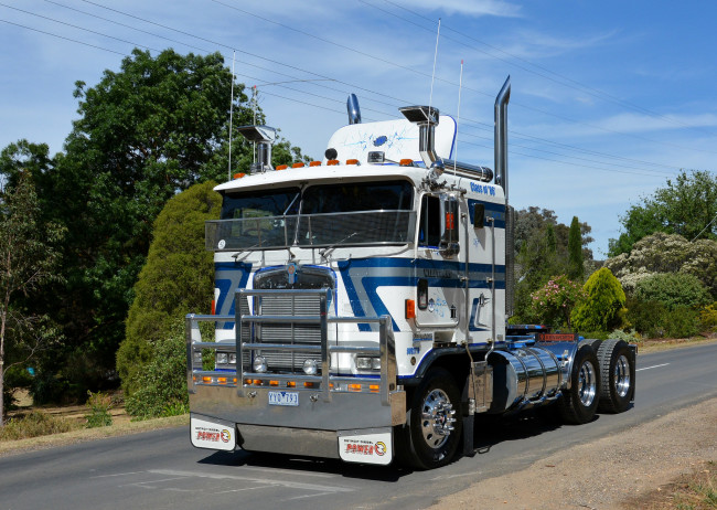 Обои картинки фото kenworth, автомобили, kenworth , выставка, улица, седельный, грузовик, тягач, тяжелый