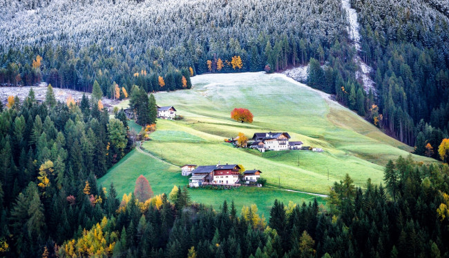 Обои картинки фото валь-де-фюнес в доломитовых альпах,  италия, города, - пейзажи, особняки, деревья, лес, дома, горы