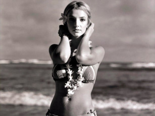 обоя музыка, britney spears, море, купальник, цветы, ожерелье, блондинка