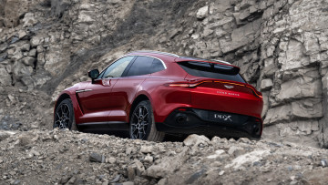 Картинка aston+martin+dbx+2020 автомобили aston+martin кроссовер вид сзади dbx красный скалы aston martin