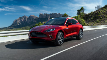 Картинка aston+martin+dbx+2020 автомобили aston+martin новинки авто красный dbx 2020 aston martin трасса кроссовер