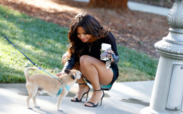 Картинка музыка christina+milian свитер юбка каблуки стакан брюнетка собака