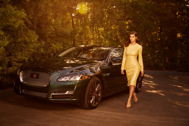 Обои картинки фото alexandra daddario & 2019 jaguar xj collection se, автомобили, -авто с девушками, 2019, jaguar, xj, collection, special, edition, актриса, александра, даддарио