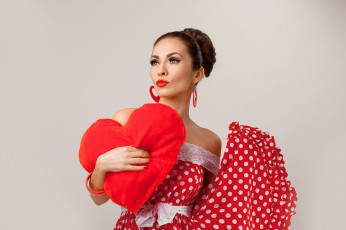 Картинка девушки -+брюнетки +шатенки серьги платье макияж сердце