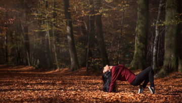 Картинка девушки -+брюнетки +шатенки лес осень листопад листья брюнетка поза