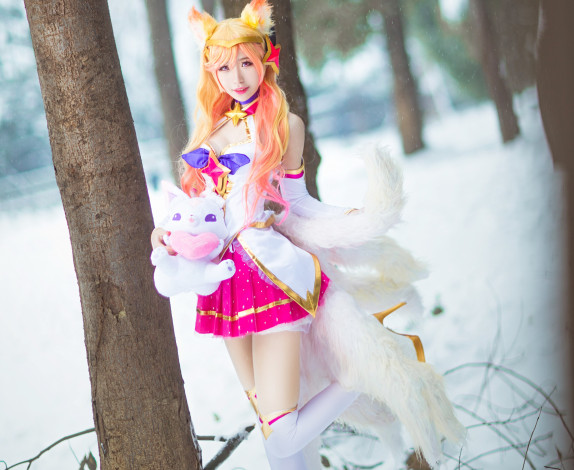 Обои картинки фото девушки, dong dong guai, костюм, лес, снег, игрушка, хвосты