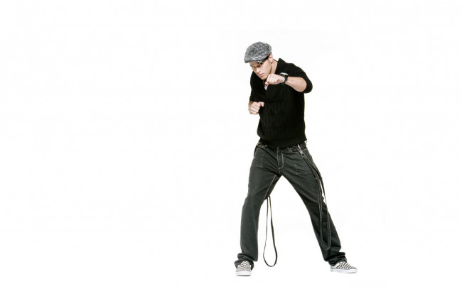 Обои картинки фото kellan lutz, мужчины, кепка, свитер, джинсы, подтяжки, кеды, стойка