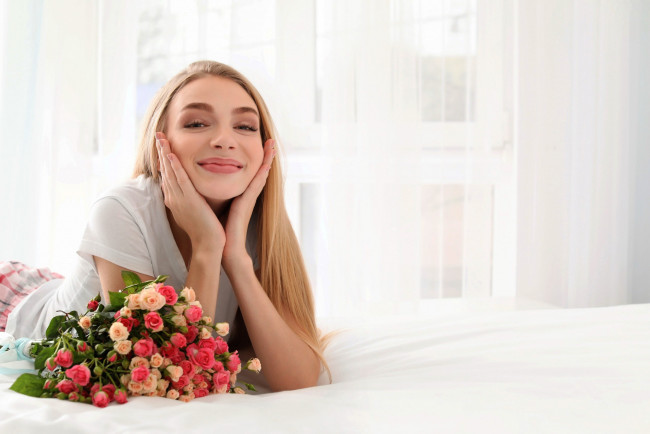 Обои картинки фото девушки, - блондинки,  светловолосые, розы, блондинка, поза, улыбка