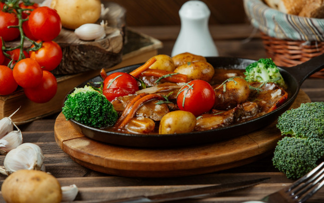 Обои картинки фото еда, овощи, помидоры, картофель, брокколи, чеснок