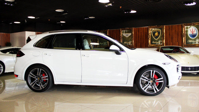 Обои картинки фото porsche, cayenne, автомобили, выставки, уличные, фото, элитный, спортивный, германия