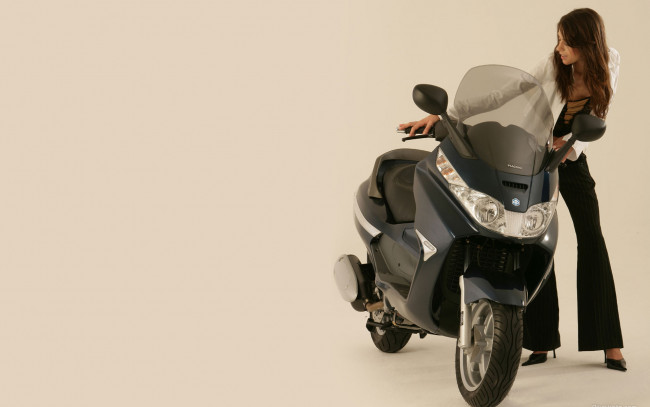 Обои картинки фото мотоциклы, мото, девушкой, девушка, мотоцикл, piaggio