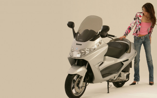 Обои картинки фото мотоциклы, мото, девушкой, мотоцикл, девушка, piaggio