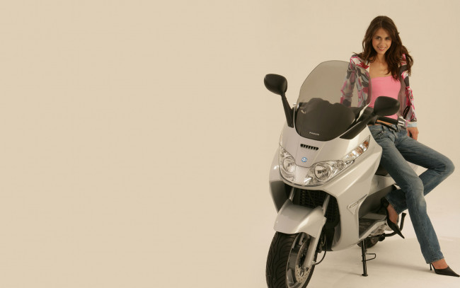 Обои картинки фото мотоциклы, мото, девушкой, piaggio, мотоцикл, девушка